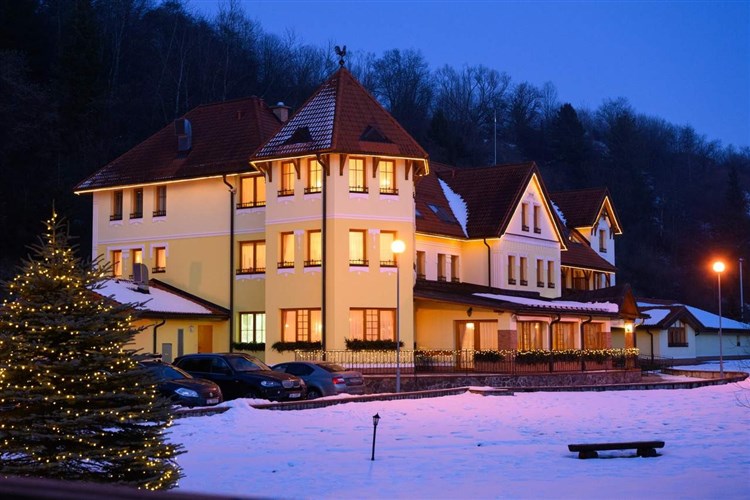 Hotel Julianin dvor*** + SKI Spálená Zverovka + teplé obedy priamo na svahu!- winter