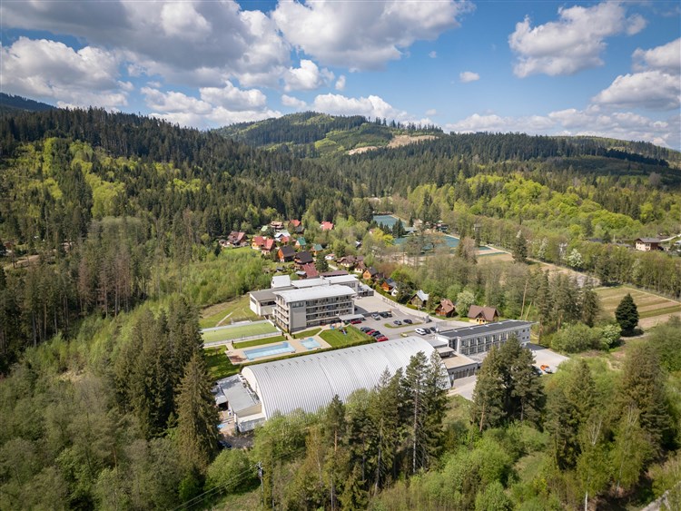 Hotel ALTIS - očarujúca škola v prírode  + autobusová doprava CK AZAD za najlepšiu cenu! BONUS: korčulovanie aj v lete:)