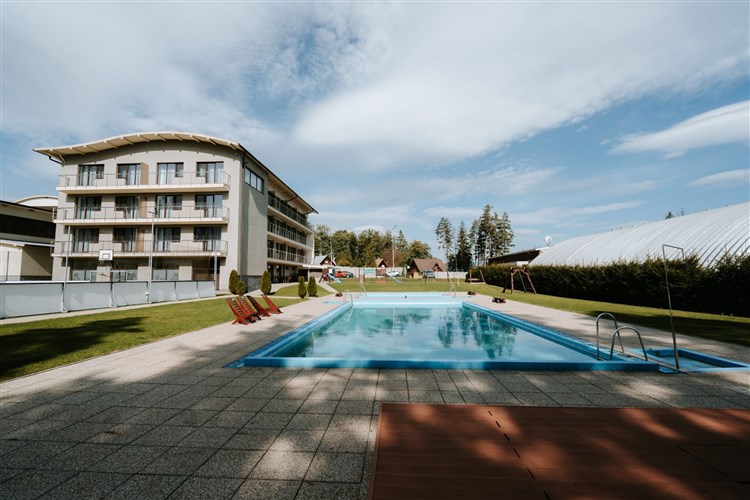 Hotel ALTIS - očarujúca škola v prírode  + autobusová doprava CK AZAD za najlepšiu cenu! BONUS: korčulovanie aj v lete:)