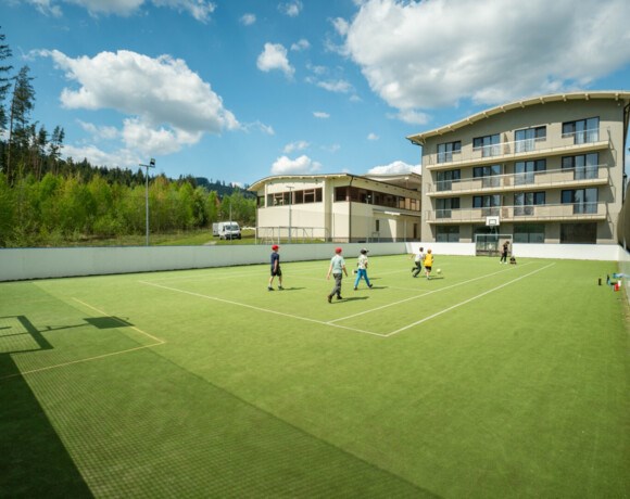 Hotel ALTIS - očarujúca škola v prírode  + autobusová doprava CK AZAD za najlepšiu cenu! BONUS: korčulovanie aj v lete:)