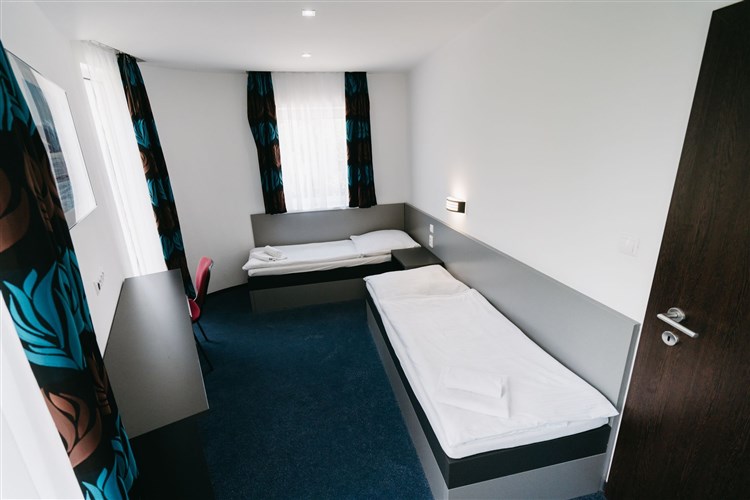 Hotel ALTIS - očarujúca škola v prírode  + autobusová doprava CK AZAD za najlepšiu cenu! BONUS: korčulovanie aj v lete:)